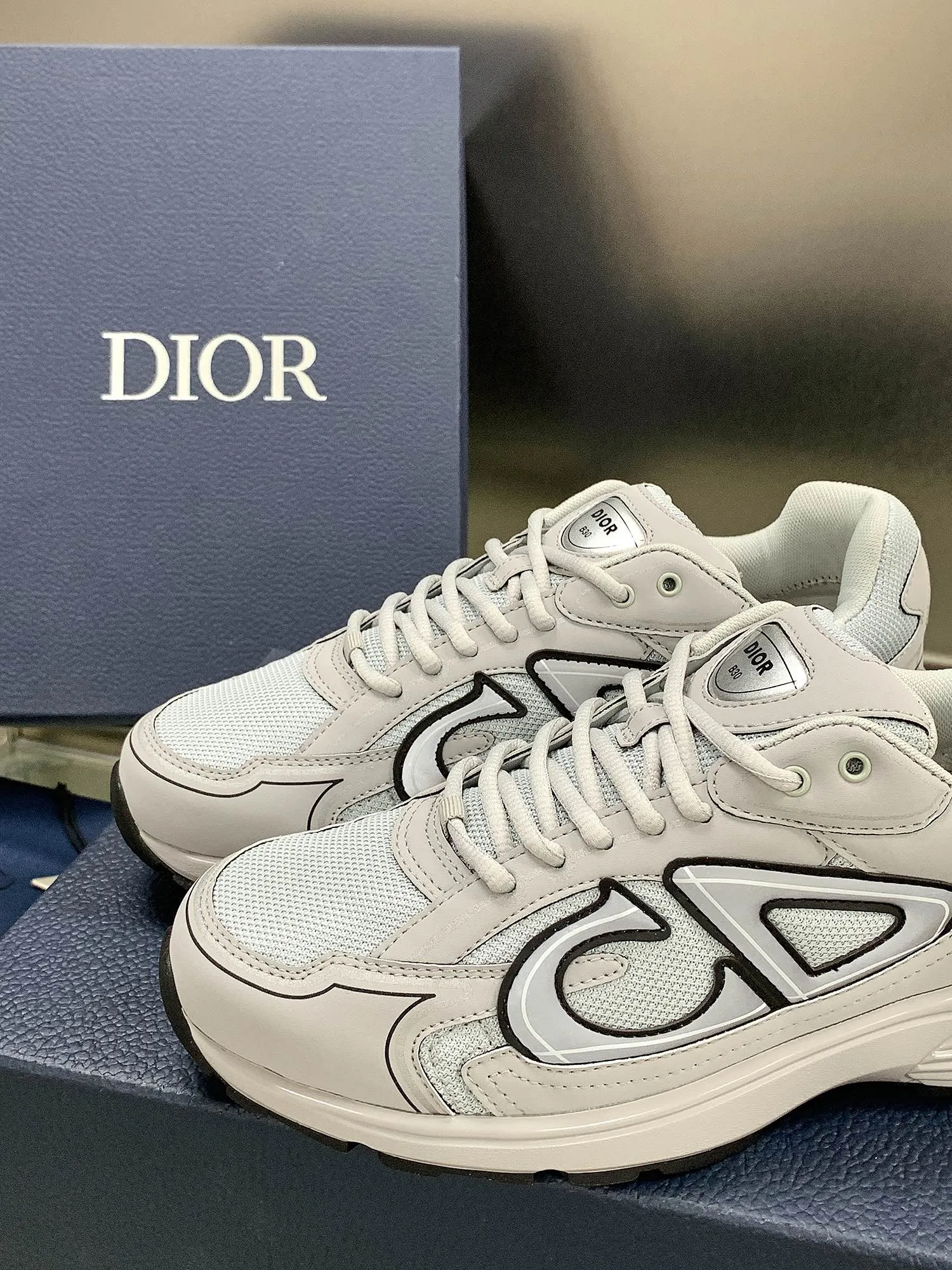 👟👟Ex-factory price 660👟👟 Newly upgraded Dior B30 series dad sneakers. New B30 sneakers. Dad Shoes style shoes that follow the trend of the retro market. The Dior logo on the tongue also indicates that this pair of shoes is the B30 model! B30 uses fine-textured leather and mesh cloth materials to form a shoe body. There are conspicuous letters CD on both sides of the shoe body to indicate identity. Many lines on the shoe body outline details to make the shoes look less monotonous and full of retro flavor. The delivery counter is exquisitely packaged🛍📦 ▪️Fabric: Original customized technical fabric + mesh ▪️Inner lining: Customized breathable lining ▪️Outsole: IP+TPU outsole ▪️Sole thickness: 3.5CM ▪️Size: Women’s size 35-40 / Men’s size 39-45